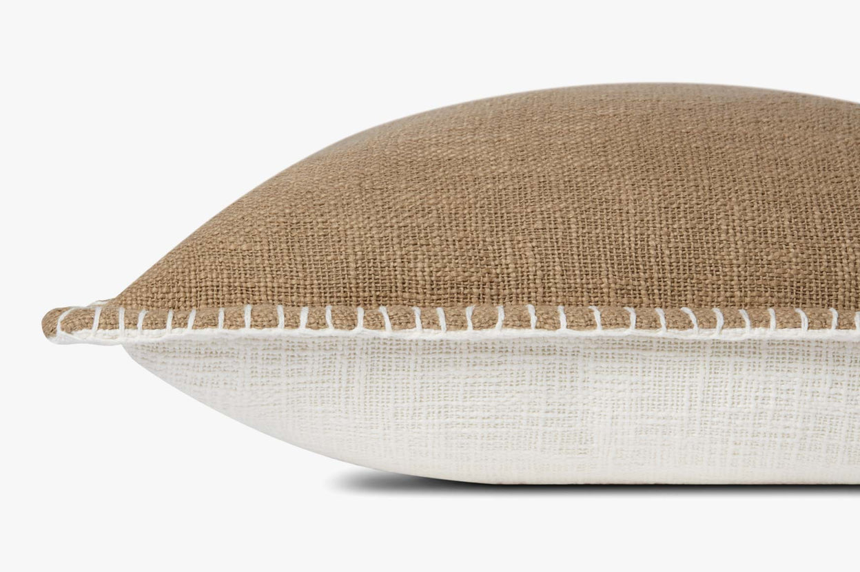 Cojín con detalle borde taupe Pellie 55x55 con relleno