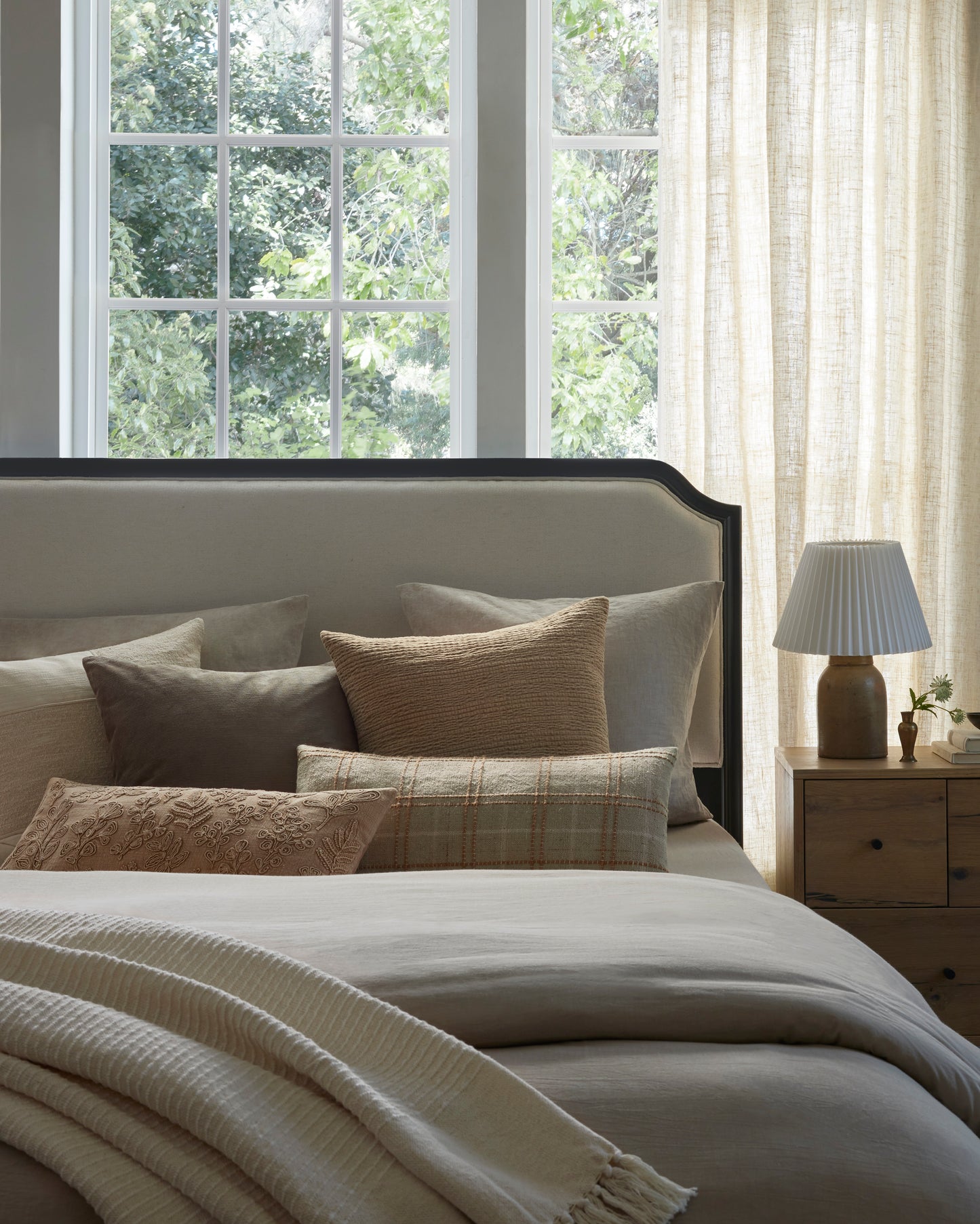 Cojín bordado floral Louise 30x70 con relleno